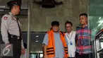 Tersangka suap Yogan Askan berjalan keluar usai diperiksa KPK, Jakarta, Senin (22/8). Yogan diperiksa KPK terkait kasus dugaan suap pemulusan rencana proyek pembangunan 12 ruas jalan di Sumatera Barat (Sumbar). (Liputan6.com/Helmi Afandi)