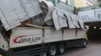 Sebuah truk alami kecelakaan tunggal, akibat menabrak atap dinding tembok underpass Tanah Abang, Jakarta Pusat pada Selasa (1/ 2/2022) pagi.