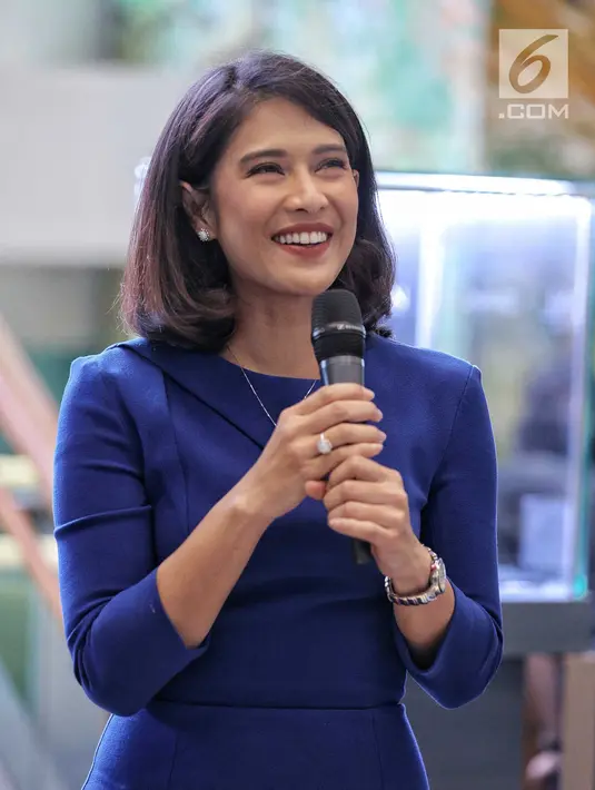 Artis Dian Sastrowardoyo sebagai Brand ambassador Mondial Jeweler berbicara di Plaza Indonesia, Jakarta, Jumat (27/7). Dian mengatakan pemilihan jenis perhiasan penting agar sesuai dengan bentuk tubuh. (Liputan6.com/Faizal Fanani)