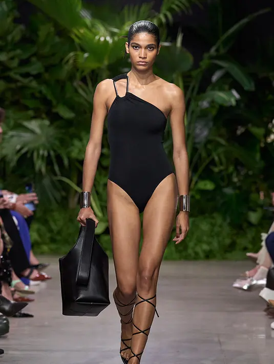 Menurut Michael Kors, resort perkotaan memiliki kemewahan dan keanggunan kehidupan kota. Maka koleksi ini menggunakan banyak elemen yang biasanya temukan saat libur seperti bikini hingga dress pantai. Michael Kors