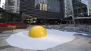 Instalasi seni bertajuk "Art Eggcident", karya seniman Belanda Henk Hofstra, patung telur goreng raksasa, menutupi halaman di luar sebuah gedung komersial di Sao Paulo, Brasil, Rabu, 20 September 2023. (AP Photo/Andre Penner)