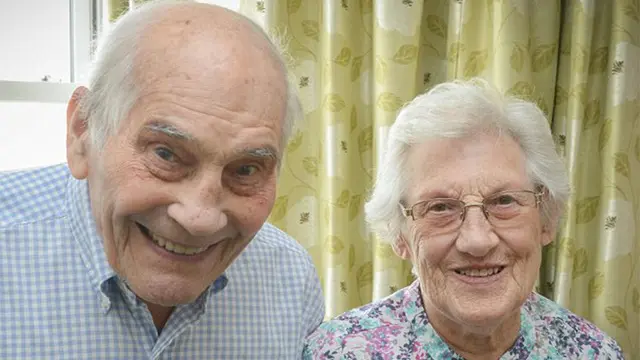 Kirby yang berusia 103 tahun akan melangsungkan pernikahannya dengan Luckie yang berusia 91 tahun pada 13 Juni mendatang.Pasangan asal Inggris ini akan menjadi pengantin baru tertua di dunia setelah mereka resmi menjadi suami istri