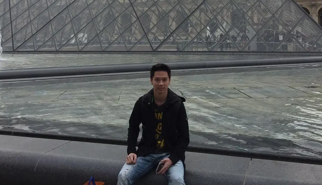 Bahkan beberapa kegiatan santainya ia ungggah di Instagram pribadinya. Banyak penggemarnya yang memuji visual pria 23 tahun ini. Hanya menggunakan jaket hitam, Kevin sukses bikin netizen baper. (Liputan6.com/IG/@kevin_sanjaya)