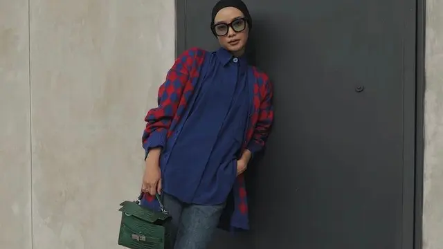 10 Ide Padu Padan Baju Warna Biru Dongker dengan Hijab, Simpel dan Elegan