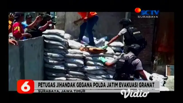 Sebuah granat yang diduga masih aktif ditemukan warga di sungai kawasan penduduk Jalan Simokerto III, Surabaya. Granat nanas ditemukan oleh seorang petugas kebersihan saat membersihkan sungai dari sampah dan lumpur yang mengendap.