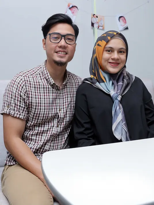 Keinginan Nycta Gina untuk melahirkan secara normal pada anak keduanya tak bisa terwujud. Meski ia kecewa tak bisa melahirkan normal, tapi tetap bersyukur karena semua berjalan lancar selamat. (Deki Prayoga/Bintang.com)