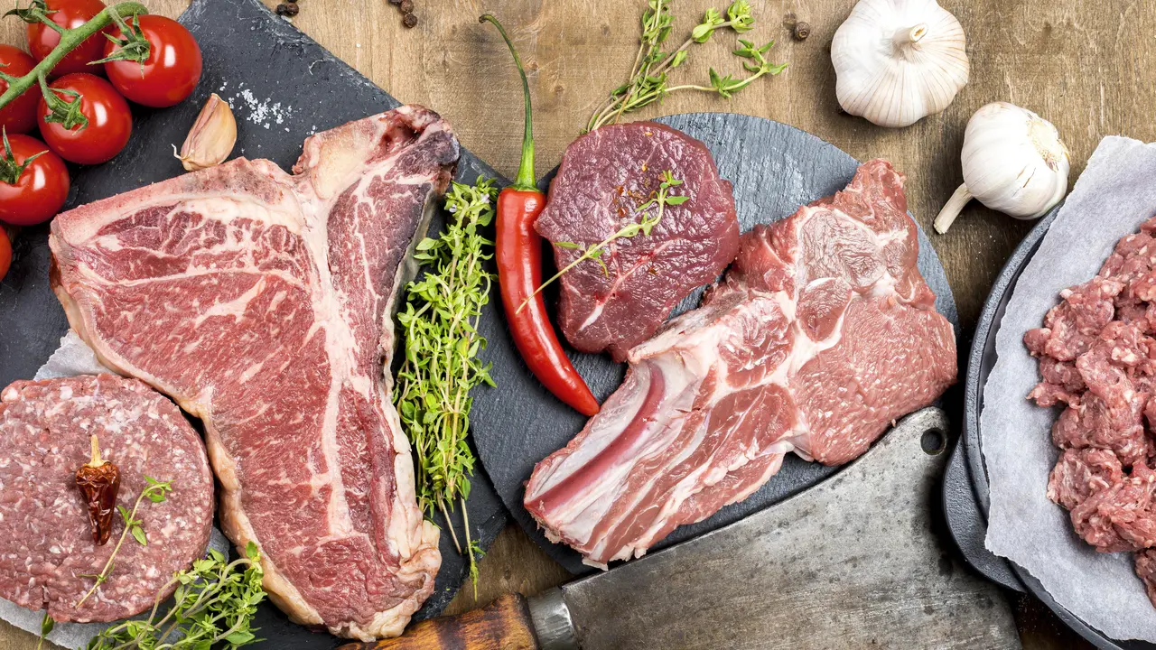 Berbagai jenis potongan daging sapi di atas meja (Foto Dok: Freepik/freepik)