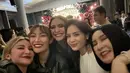 Ayu Dewi juga hadir mengenakan jaket kulot hitam. Dengan riasan wajah glam mengaplikasikan blush on pink senada dengan warna lipstiknya di bibir. [@lifeoflolitanyc]
