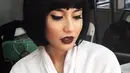 Tampil dengan rambut pendek disertai makeup tebal, Pevita tetap menawan. Dirias pakai eyeliner tebal dan lipstik berwarna bold, Pevita dipuji cantik bak Cleopatra. (Liputan6.com/IG/@pevpearce)