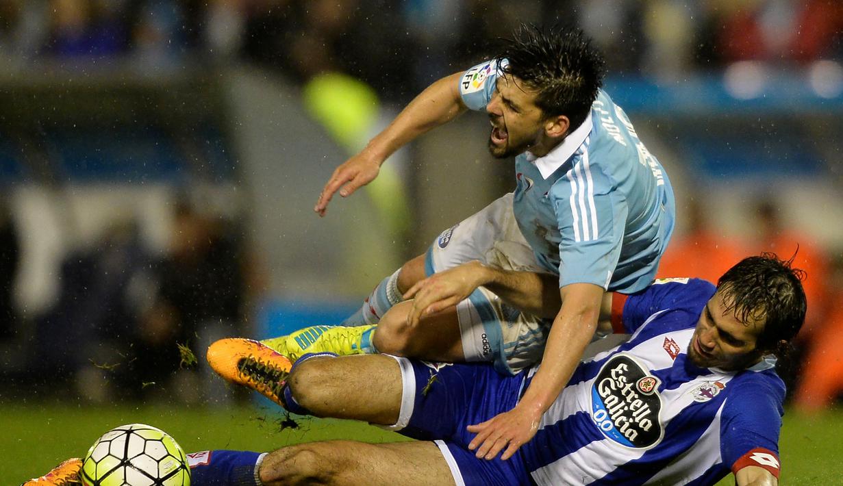 Striker Celta Vigo, Nolito (kiri), dilanggar pemain Deportivo La Coruna, Alejandro Arribas Garrido, dalam laga La Liga Spanyol di Stadion Balaidos, Vigo, (2/4/2016). (AFP/Miguel Riopa)