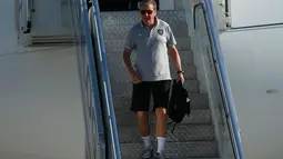Pelatih Timnas Inggris, Roy Hodgson terlihat turun dari pesawat di bandara Rio de Janeiro, Brasil, (8/6/2014). (REUTERS/Pilar Olivares)