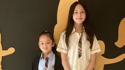 Disebut berwajah bule hingga seperti orang Korea, netizen sukses dibuat terkesima dengan wajah anak Andhika Pratama ini. Bahkan tak sedikit yang bubuhkan komentar lelucon dan menyebut jika bisa saja nantinya Elea dilirik oleh agensi ternama di Korea. Meski Elea masih duduk di bangku SMP dan Sheva di bangku SD, namun tak dipungkiri anak Andhika dan Ussy ini sudah punya banyak penggemar. (Liputan6.com/IG/@andhiiikapratama)