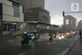 Kenderaan melintas saat hujan di Bundaran HI, Jakarta, Senin (1/11/2021). BMKG mengeluarkan peringatan dini cuaca ekstrem berupa hujan dengan intensitas sedang hingga lebat yang dapat disertai kilat atau petir, dan angin kencang untuk berbagai wilayah di Indonesia. (Liputan6.com/Faizal Fanani)