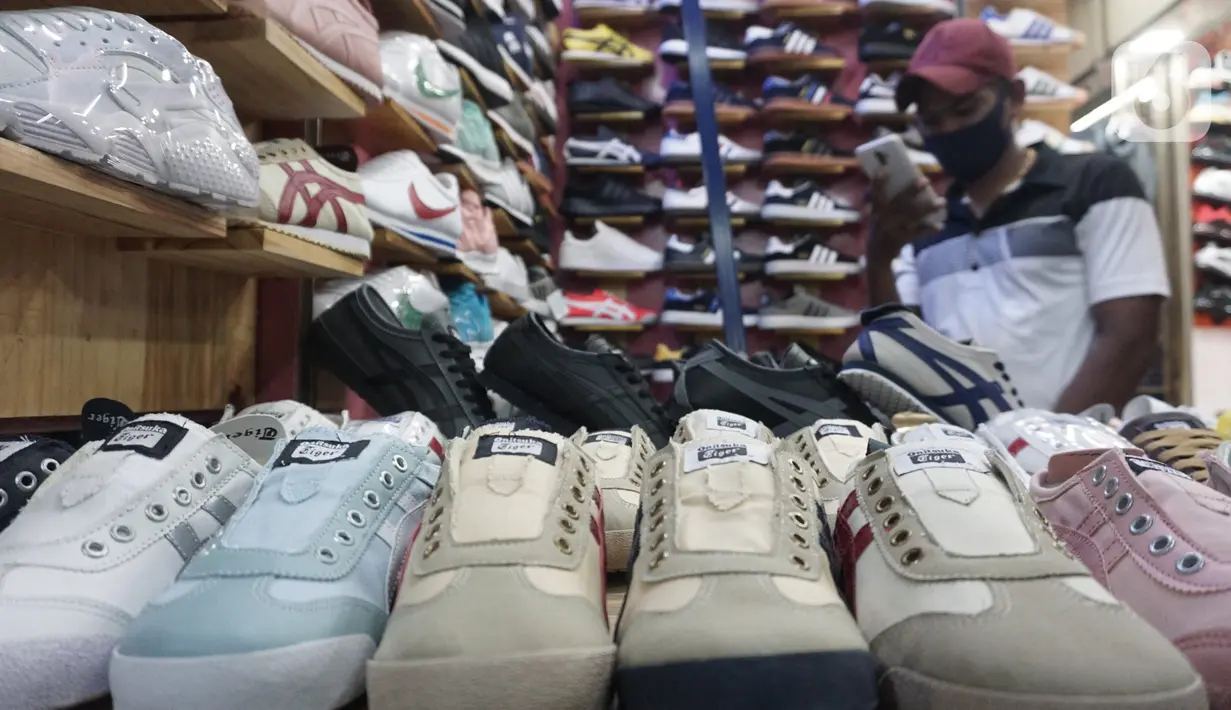 Pedagang sepatu menunggu pembeli di Taman Puring, Jakarta,Rabu (21/10/2020). Menurut pedagang penjualan sepatu di lokasi tersebut menurun hingga sebesar 60% akibat sepinya pengunjung di masa pandemi. (Liputan6.com/Angga Yuniar)