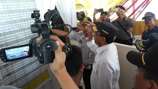 Menhub Budi Karya Sumadi meninjau Terminal Kampung Rambutan, Jakarta (Dok Foto: Merdeka.com/Dwi Aditya Putra)