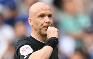Wasit Top Inggris Anthony Taylor Umumkan Pensiun