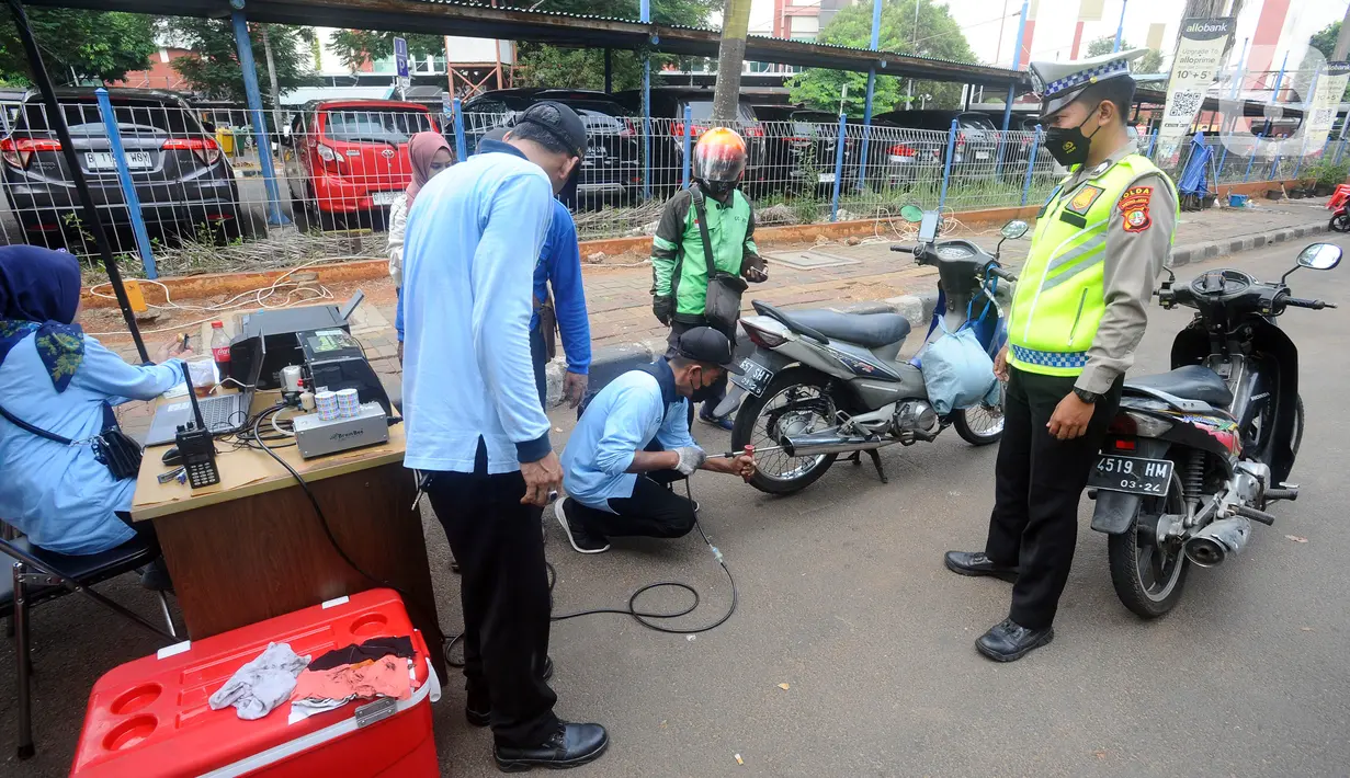 Adapun mekanisme tilang akan diberlakukan dengan besaran kendaraan roda dua atau motor tak lolos uji emisi sebesar Rp 250 ribu, sementara roda empat atau lebih sebesar Rp 500 ribu. (merdeka.com/Arie Basuki)