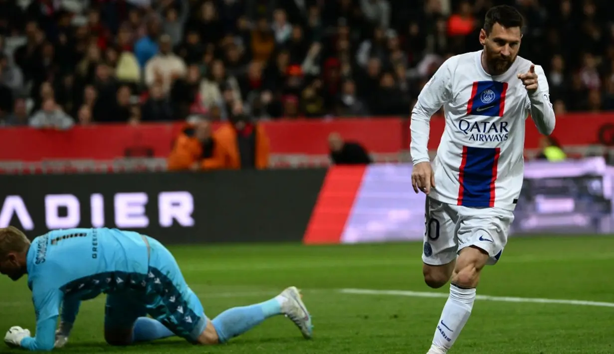 <p>Gol dan assist pada pertandingan Nice vs PSG mengantarkan Messi ke rekor baru. La Pulga telah memberikan 1.000 kontribusi gol untuk klub-klub yang dibelanya (PSG dan Barcelona). (CHRISTOPHE SIMON/AFP)</p>