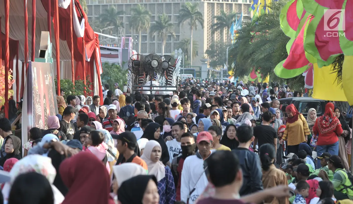 Kepadatan warga saat mendatangi Lebaran Betawi ke-12 di Lapangan Monas, Jakarta, Minggu (21/7/2019). Untuk pertama kalinya Lebaran Betawi digelar di Monas yang diisi oleh beragam seni dan budaya masyarakat Betawi dalam rangka memeriahkan HUT DKI Jakarta.(merdeka.com/Iqbal S. Nugroho)