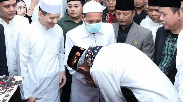 Ganjar Pranowo mengunjungi kediaman kiai sepuh dari Kesultanan Keraton Surosowan Banten, Abuya KH Tubagus Ahmad Syadzili Wasi di Jalan Raya Banten, Kasemen, Kota Serang, Provinsi Banten