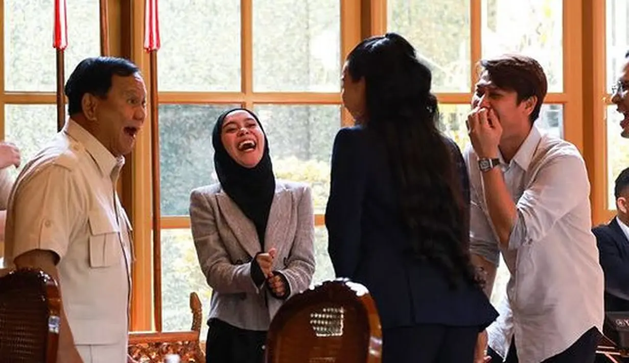 Lesti Kejora tampilan dengan atasan blazer abu-abu dipadukan kemeja dan celana panjang hitam, serasi dengan kerudungnya. [nikitamirzaniwardi_172]