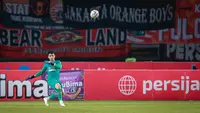 Kiper Borneo FC, Nadeo Argawinata saat menghadapi Persija Jakarta pada laga pekan ke-7 BRI Liga 1 2023/2024 di Stadion Patriot Candrabhaga, Bekasi, Rabu (9/8/2023). (Bola.com/Bagaskara Lazuardi)