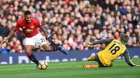 Bek Manchester United Antonio Valencia berduel dengan bek Arsenal Nacho Monreal pada laga di Old Trafford, Manchester, Sabtu (19/11/2016). (AFP/Paul Ellis)