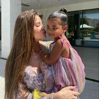 Khloe Kardashian dan True Thompson (Instagram @khloekardashian)