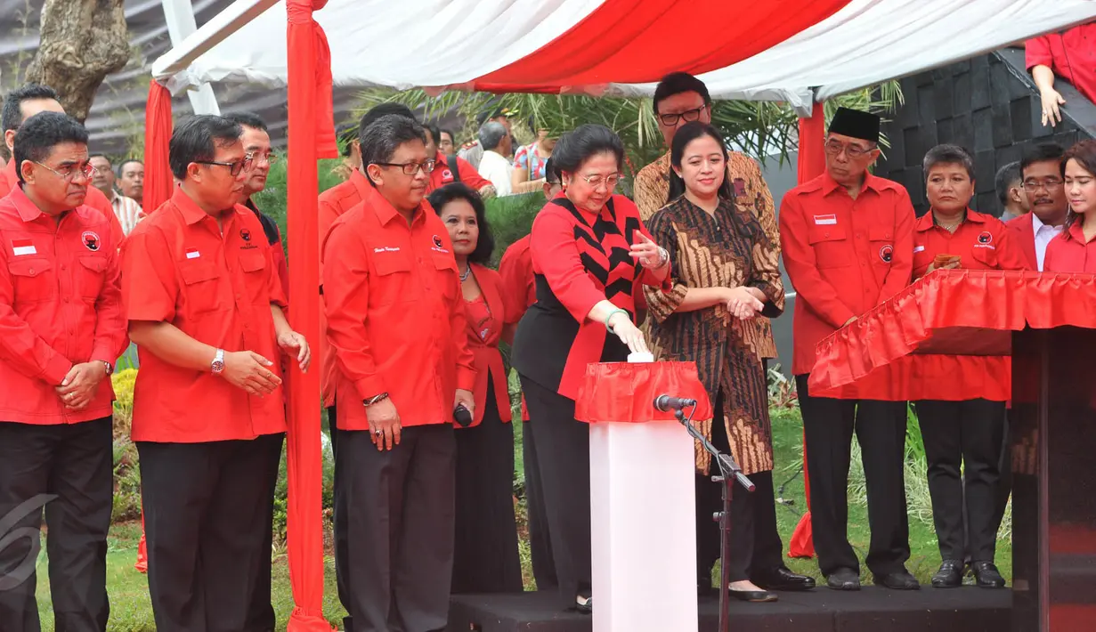 Megawati Soekarnoputri menekan tombol sebagai tanda peresmian gedung baru DPP PDIP di Jalan Diponegoro, Jakarta Pusat, Senin (1/6/2015). Gedung baru DPP PDIP itu senilai Rp.42,6 miliar. (Liputan6.com/Herman Zakharia)