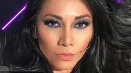 Meski sering unggah foto wajah polos tanpa riasan, Anggun sering tampil mengisi acara dengan gaya makeup bold. Khususnya pada area matanya. Seperti saat ia menggunakan makeup mata berwarna kebiruan ini. (Liputan6.com/IG/@anggun_cipta)