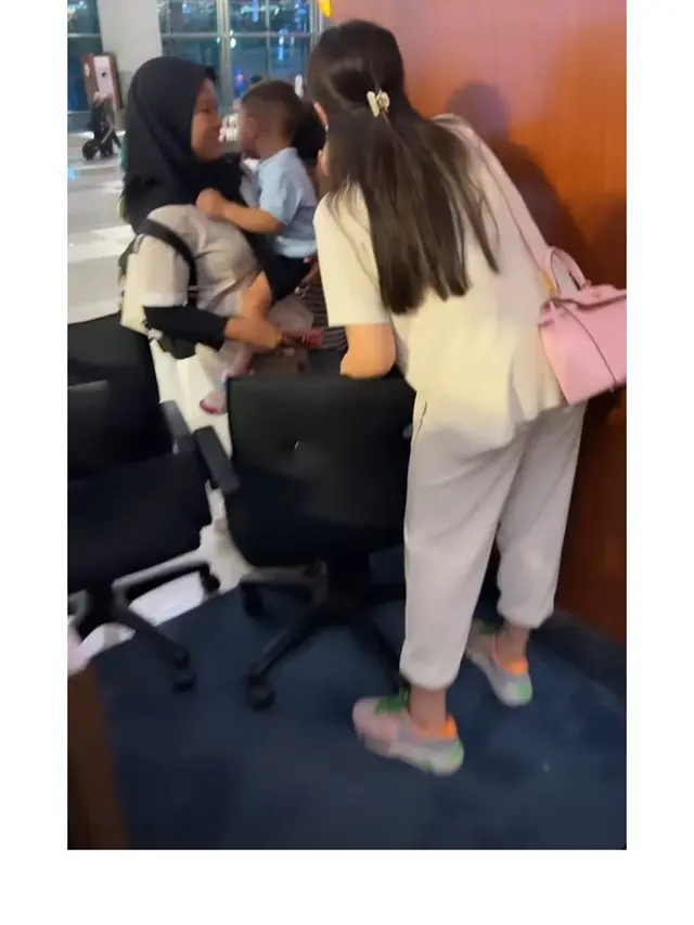 Demi Kerjaan, Ini 8 Momen Haru Raffi Ahmad dan Nagita Slavina Pergi ke Spanyol Tanpa Anak
