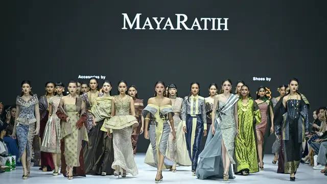 Desainer Maya Ratih mengungkap koleksi dengan songket pewarnaan alami di JFW 2025. (Dok: JFW 2025)