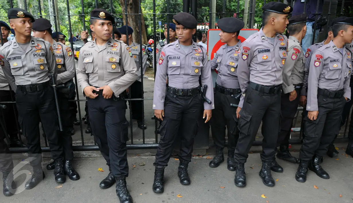 Personel kepolisian bersiaga di depan Gedung Kementerian Pertanian, Jakarta, Selasa (3/1). Sedikitnya 2.500 personel kepolisian mengamankan jalannya sidang dugaan penodaan agama dengan terdakwa Basuki Tjahaja Purnama (Ahok). (Liputan6.com/Helmi Afandi)
