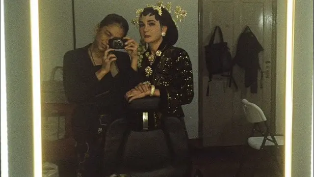 9 Potret Luna Maya di Balik Layar Film Suzzana: Malam Jumat Kliwon, Curi Perhatian