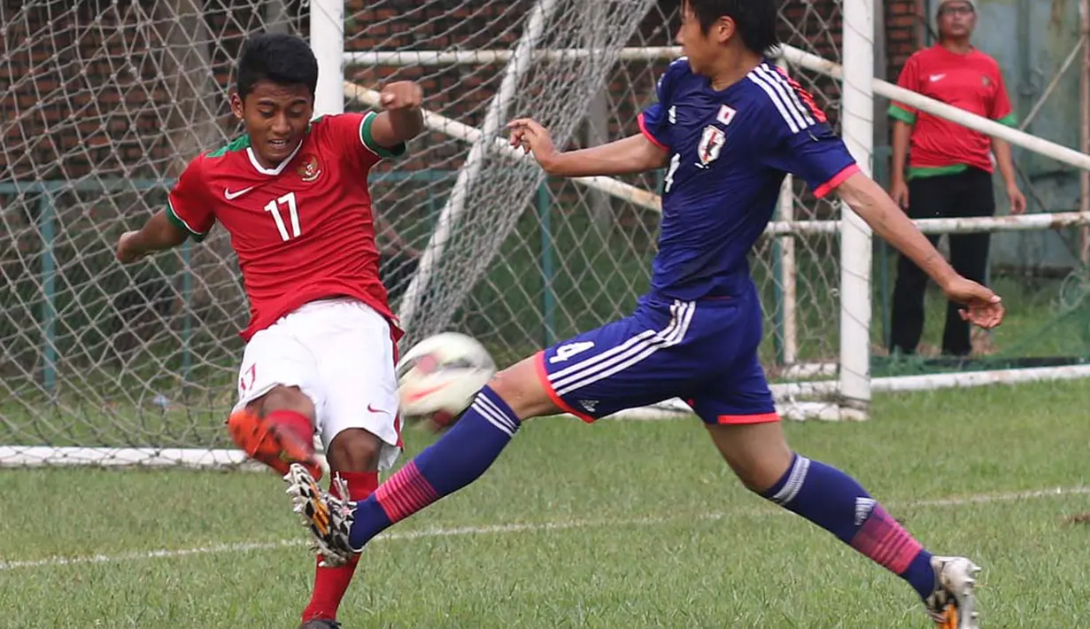 Pemain Indonesia U16 berebut bola dengan pemain  Jepang U16 dalam ujicoba yang digelar di Lapangan Padepokan Voli Indonesia, Sentul, Bogor. Selasa (15/4)