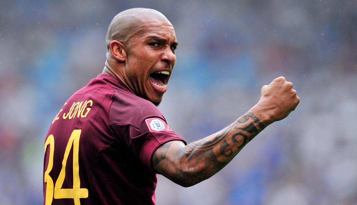 Gelandang Manchester City Nigel de Jong merayakan gol saat pertandingan sepak bola FA Community Shield melawan Chelsea di Villa Park di Birmingham (12/08/2012). (AFP PHOTO / GLYN KIRK)