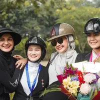 Dalam ajang Turnamen Olahraga Selebriti Indonesia (TOSI) Season 3, pesona para selebriti berhijab seperti Zaskia Sungkar, Shireen Sungkar, dan Melody eks JKT48 menjadi sorotan utama.  [Dok/zaskiasungkar15]