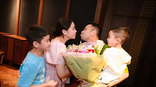 Potret Manis Raffi Ahmad dan Ketiga Anaknya Beri Kejutan Spesial untuk Nagita Slavina di Hari Ibu (credit: instagram/raffinagita1717)