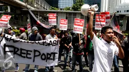 Sejumlah demonstran saat menggelar aksi unjuk rasa di depan kantor Freeport, Jakarta, Rabu (26/11). Dalam aksinya Demontran meminta Agar mengusir freeport atau menasionalisasikannya. (Liputan6.com/Helmi Afandi)