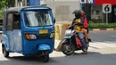 Pengendara sepeda motor melawan arus saat melintas di kolong Stasiun MRT Blok A, Jakarta, Selasa (29/9/2020). Kurangnya sanksi tegas bagi pelanggar lalu lintas membuat sebagian pemotor nekat melawan arus di jalur satu arah itu, meski dapat membahayakan keselamatan. (Liputan6.com/Immanuel Antonius)