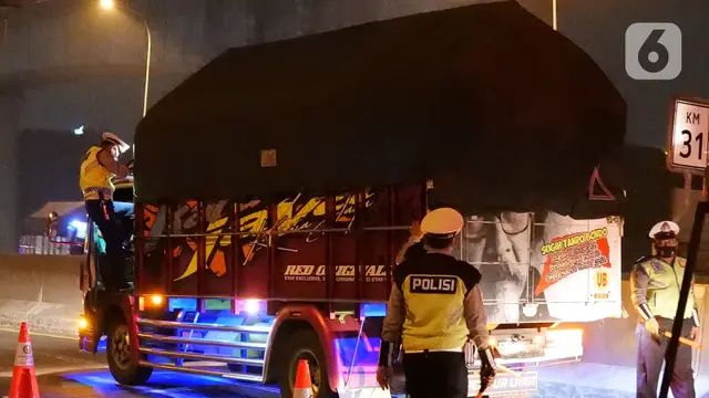 Pemeriksaan Larangan Mudik di Pintu Tol Cikarang Barat