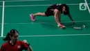 Pebulutangkis Indonesia, Fitriani, terjatuh saat melawan Busanan Ongbumrungpan dalam final bulutangkis beregu putri SEA Games 2019 di Muntinlupa Sports Complex, Manila, Selasa (3/12). Kekalahan yang dialami Fitriani membuat Indonesia tertinggal 1-2 dari Thailand. (Bola.com/M Iqbal Ichsan)