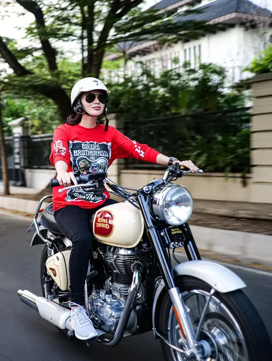 Tidak hanya bersepeda, Wika Salim pun ternyata bisa naik moge. Baru-baru ini ia pun mencoba naik moge asal pabrikan Inggris. Ternyata tidak hanya berfoto bareng moge tersebut, Wika Salim pun lihai saat menggunakannnya untuk riding bareng. (Liputan6.com/IG/@wikasalim)