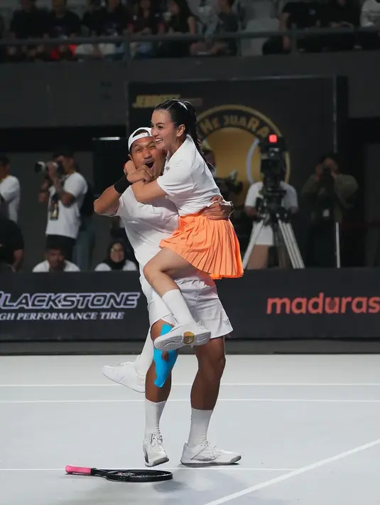 Ibnu Jamil dan Ririn Ekawati main tenis [Instagram/ibnujamilo]