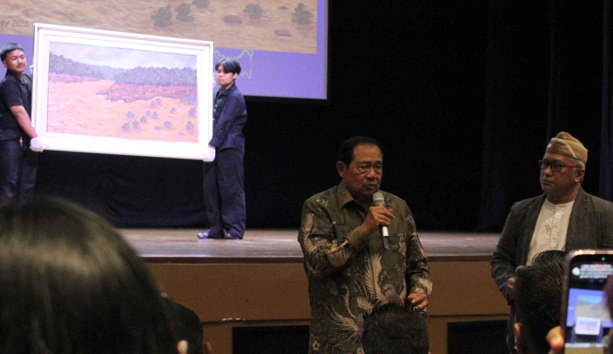 Salah satu lukisan yang dilelang adalah hasil karya Presiden ke-6 Republik Indonesia, Susilo Bambang Yudhoyono (SBY). Tampak dalam foto, Presiden ke-6 Republik Indonesia, Susilo Bambang Yudhoyono (SBY) didampingi Raden Rizki Mulyawan Kartanegara Hayang Denda Kusuma atau yang lebih dikenal dengan Dik Doank (kanan) saat mengikuti kegiatan Pameran Seni Rupa dan Lelang Lukisan di Teater Kecil, Taman Ismail Marzuki (TIM), Jakarta, Selasa (23/12/2025). (merdeka.com/magang/Rendi Saputra)
