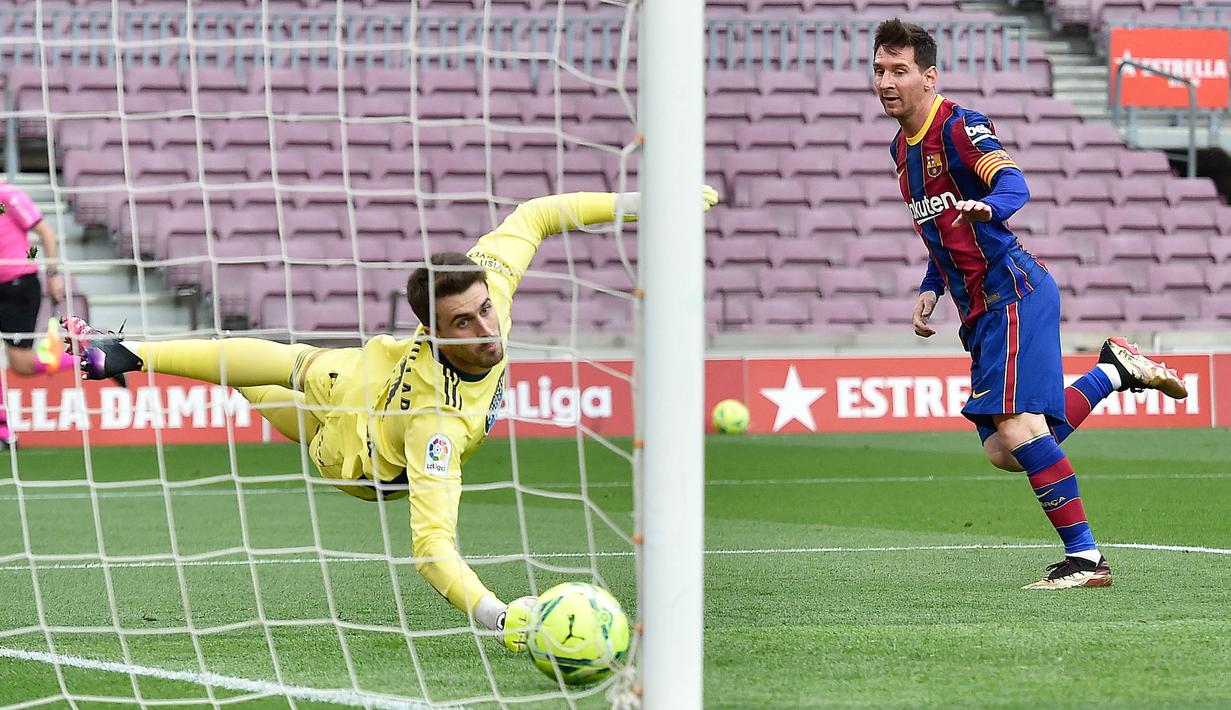 Striker Barcelona, Lionel Messi, mencetak gol ke gawang Celta Vigo pada laga Liga Spanyol di Stadion Camp Nou, Minggu (16/5/2021). Barca takluk dengan skor 1-2. (AFP/Pau Barrena)