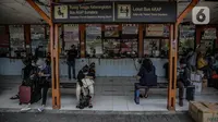 Calon penumpang menunggu jadwal keberangkatan bus di Terminal Kalideres, Jakarta, Senin (26/4/2021). Pemerintah memperpanjang masa larangan mudik Lebaran yaitu mulai dari 22 April hingga 24 Mei 2021. (Liputan6.com/Faizal Fanani)