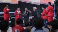 Orang tua pemain Timnas Indonesia U-17, Kafiatur Rizky hadir dalam konser Pesta Bola Dunia 2023 #IndonesiaSukses di Studio 5 Indosiar, Jakarta, Sabtu (4/11/2023). (Bola.com/Abdul Aziz)