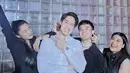 Para tamu yang hadir tampil kompak mengenakan baju serba hitamnya. Misalnya Fanny Ghassani tampil mengenakan blazer oversize hitam dipadukan celana pendeknya. [@anwar_bab]