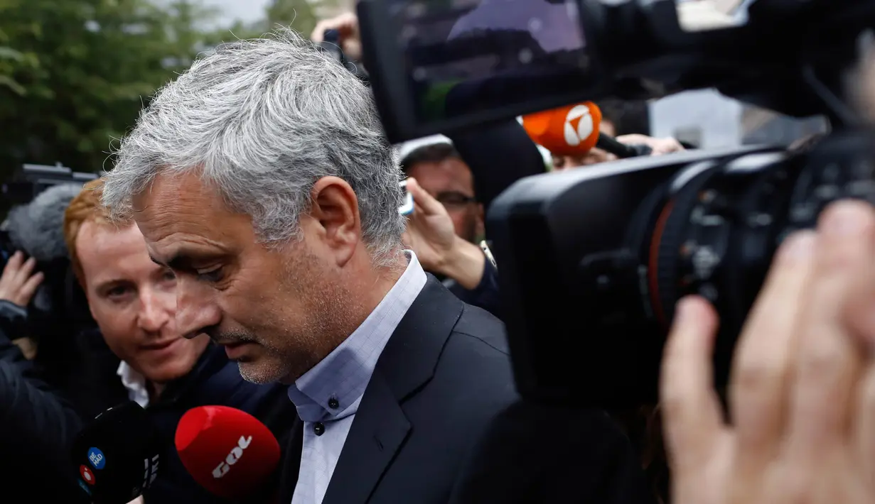 Manajer Manchester United, Jose Mourinho, usai menjalani sidang di Gedung Pengadilan Madrid, Jumat (3/11/2017). Pria asal Portugal itu menjalani sidang terkait dugaan penggelapan pajak saat masih melatih Real Madrid. (AFP/Oscar Del Pozo)